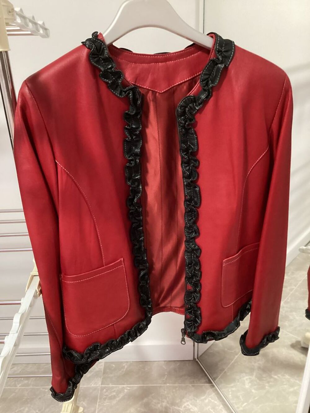 Veste en cuir rouge et noir Vêtements