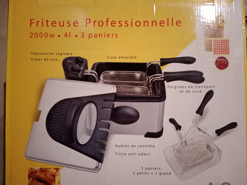 une friteuse professionnelle neuve dans son emballage. Electroménager