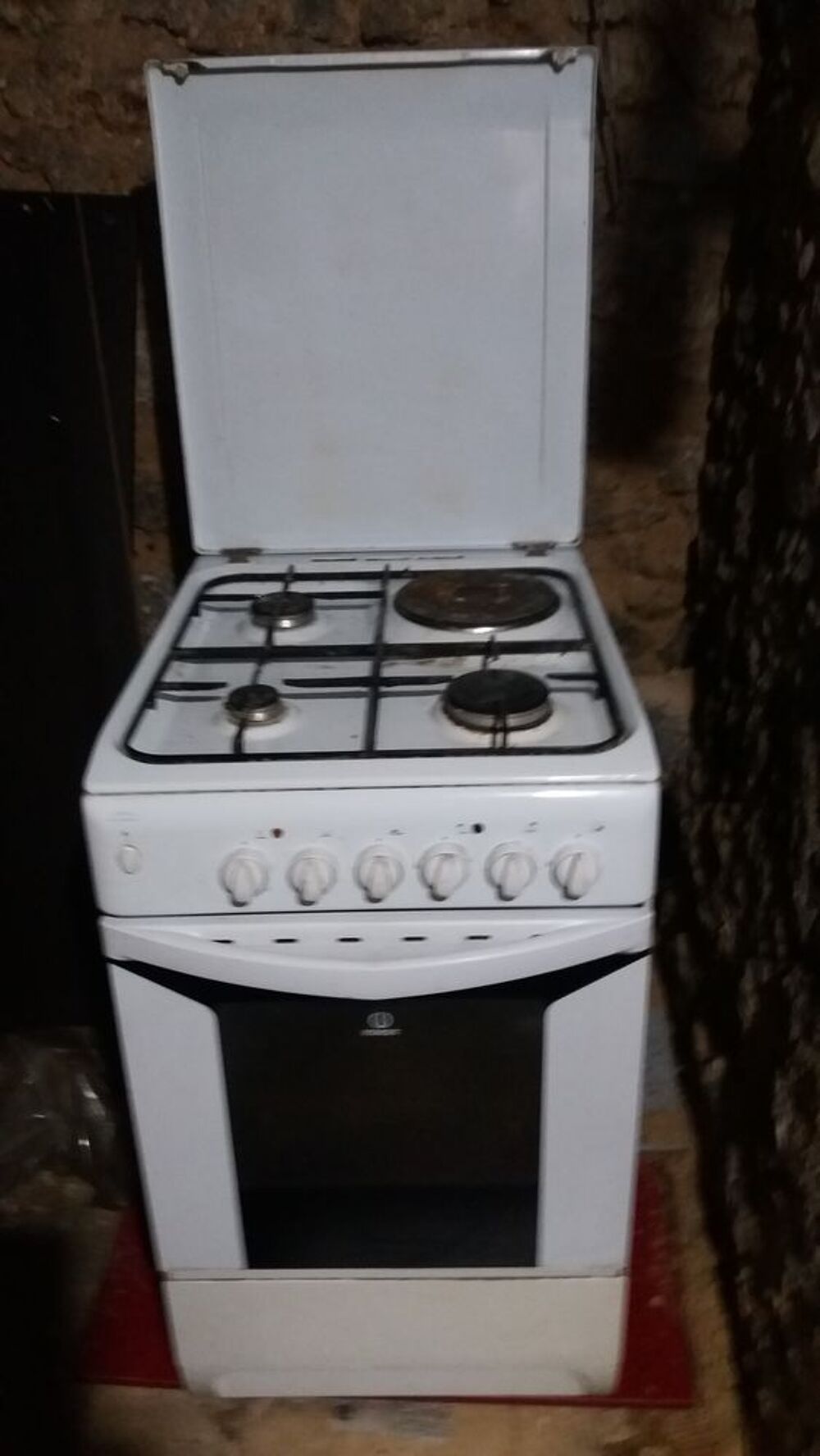 Gaziniere MIXTE INDESIT IS5M4KCW/FR en tres bon etat Electroménager
