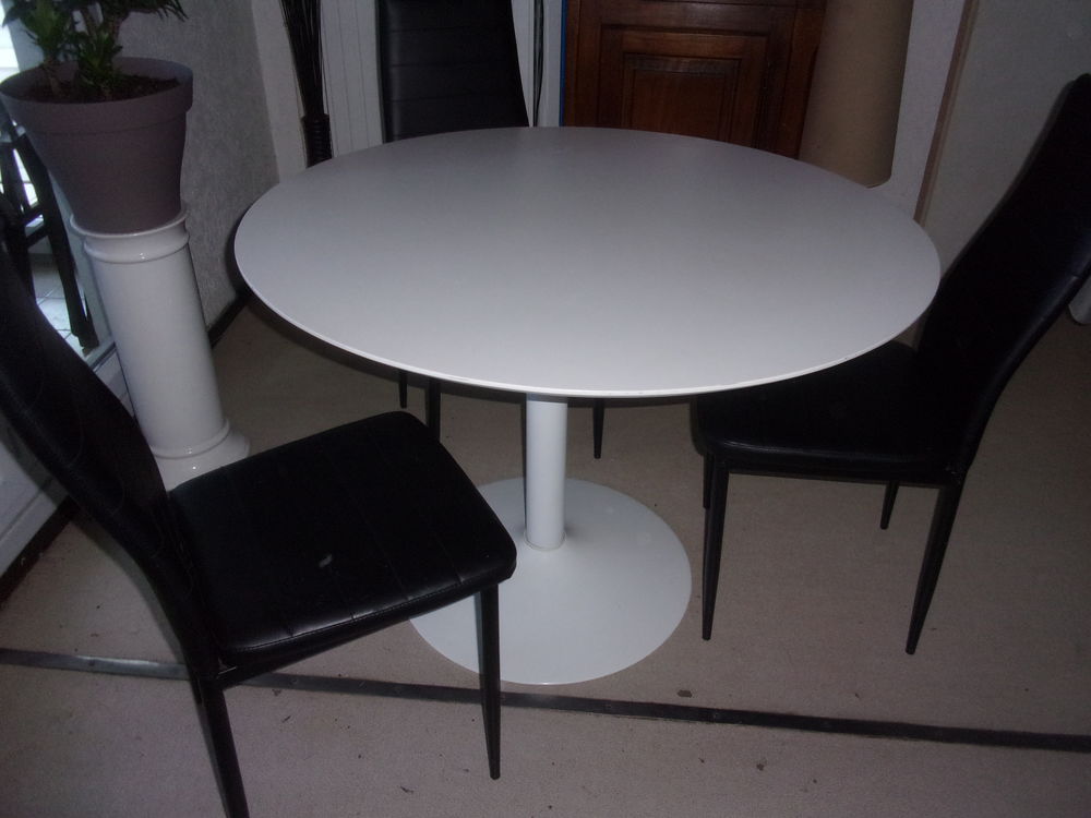 TABLE RONDE AVEC TROIS CHAISES DIAMETRE DE LA TABLE 110CM Meubles