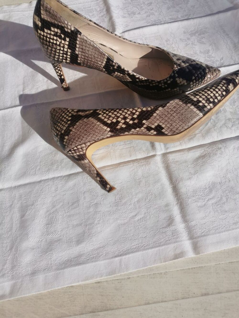 Chaussures noires &agrave; talon, CUIR ET DAIM
ETAT NEUF Taille 40 Chaussures