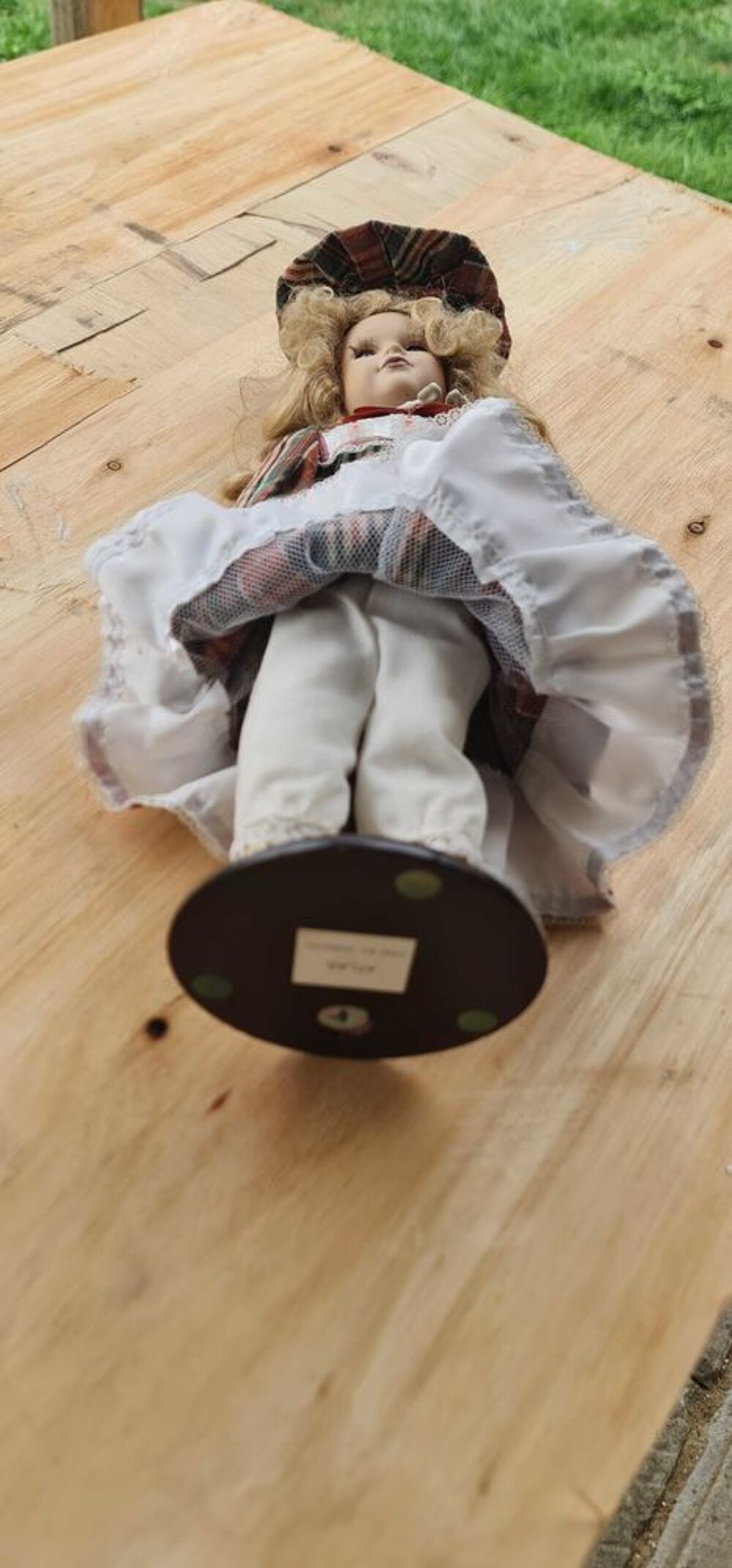 poup&eacute;e de collection en porcelaine 