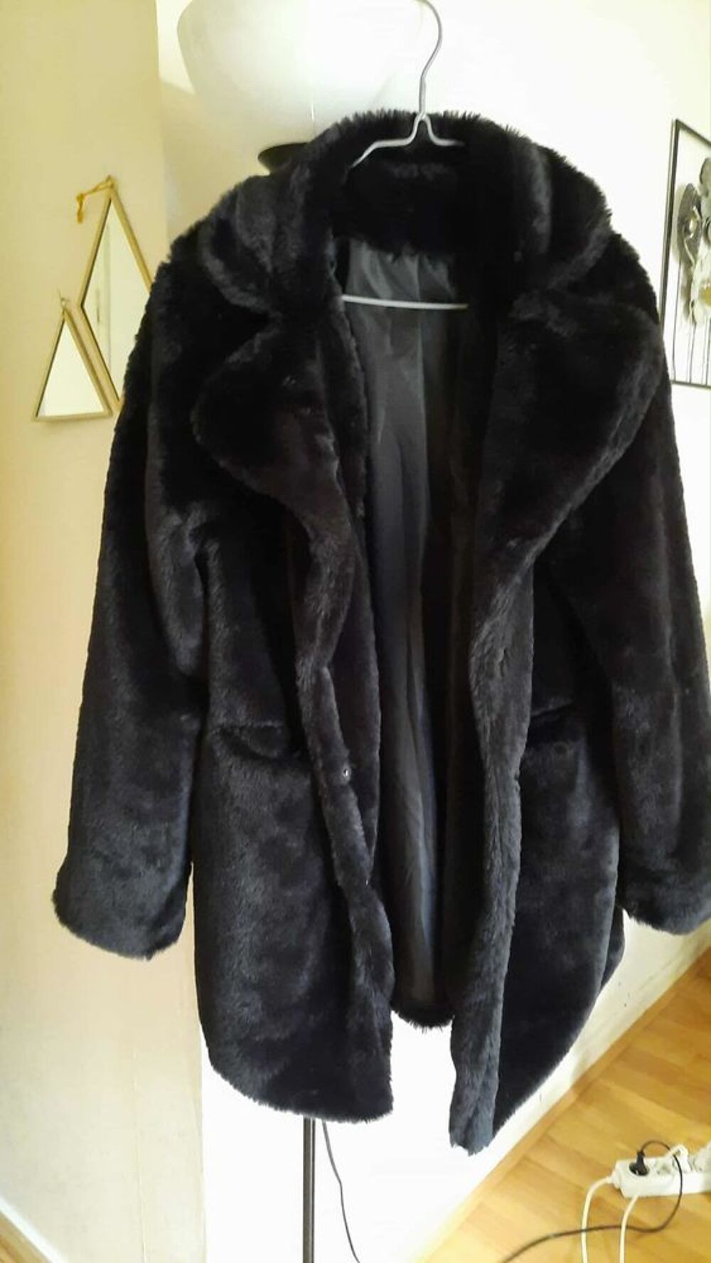Veste / manteau en fourrure synth&eacute;tique noire Vêtements