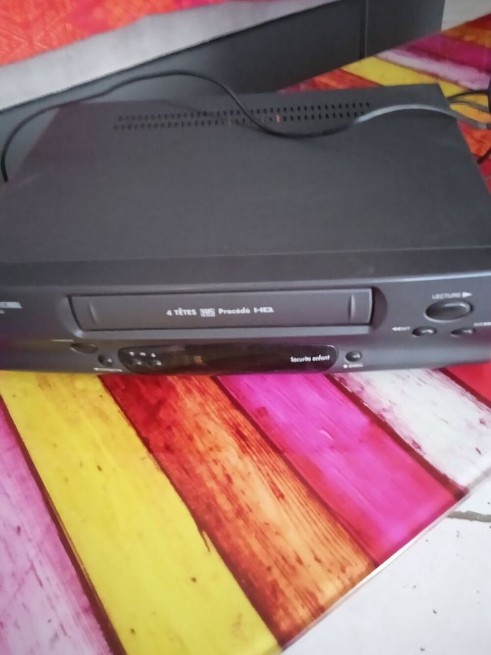 un magn&eacute;toscope + environ 200 K7 vhs Photos/Video/TV