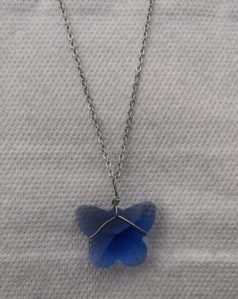 Pendentif PAPILLON BLEU EN CRISTAL DE VERRE sur chaine acier La Seyne-sur-Mer (83)