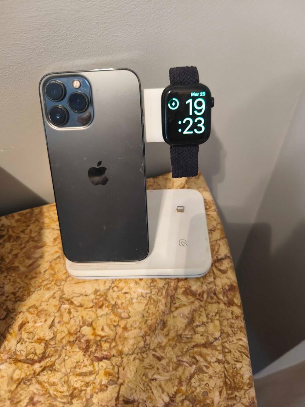 iPhone 13 plus montre et station de charge Téléphones et tablettes