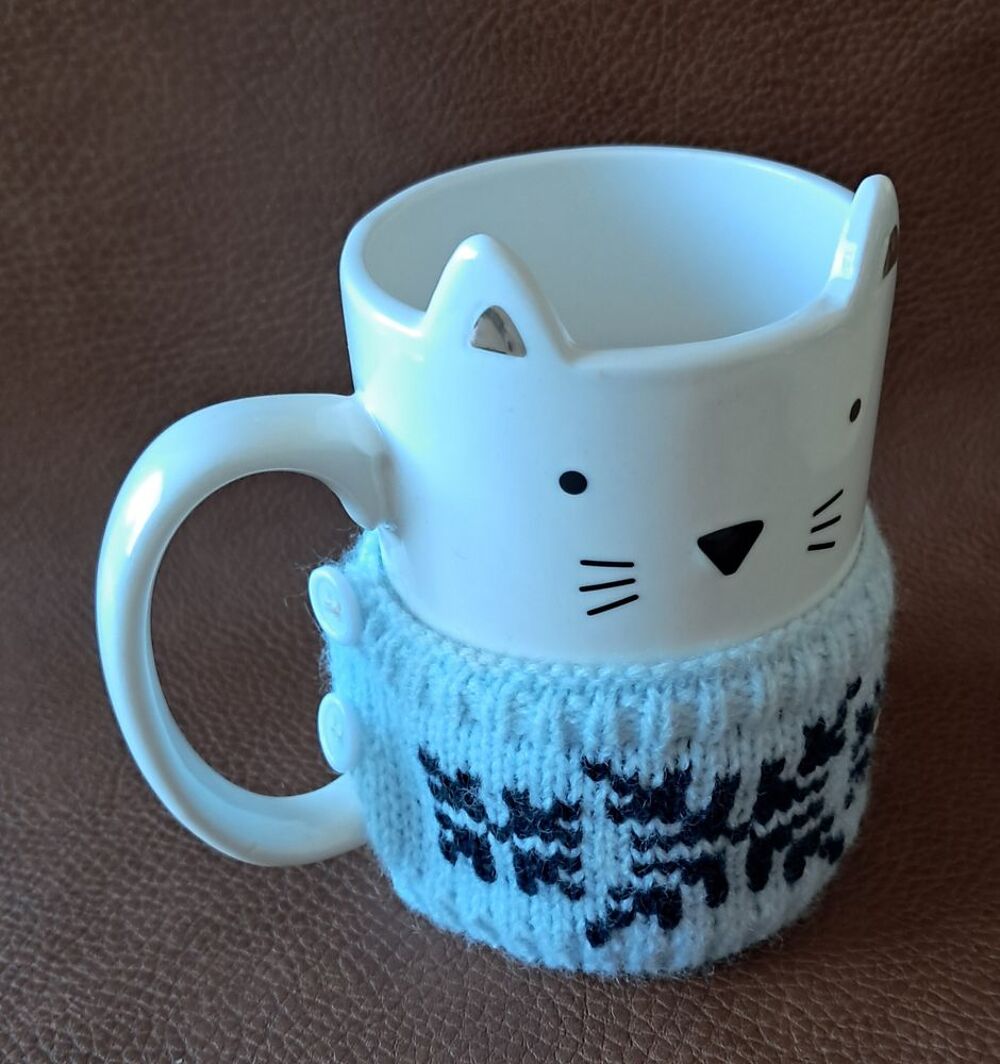 tasse mug en c&eacute;ramique en forme de chat avec pull en laine 