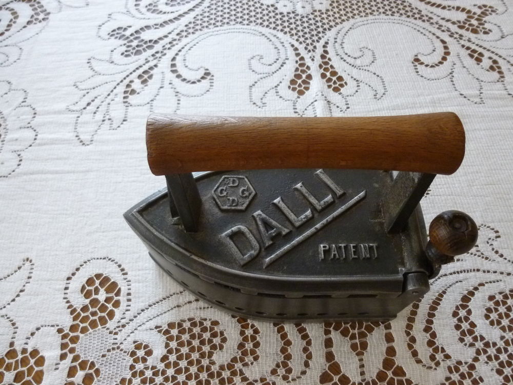 MAGNIFIQUE FER A REPASSER A BRAISE ET EN FONTE . DALLI . 