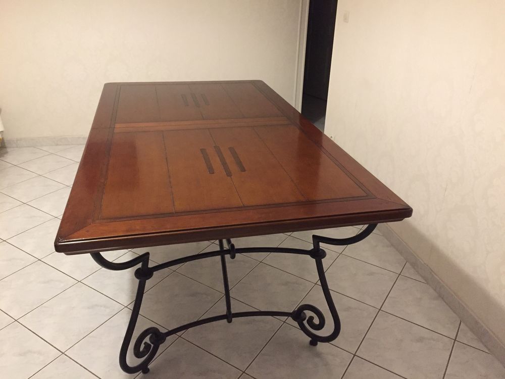 Table de salle &agrave; manger 
avec six chaises et coussins. Meubles