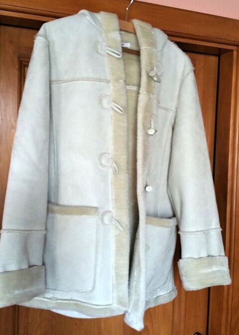 Veste d'hiver fausse fourrure, beige � capuche
2 poches 8 Morteau (25)