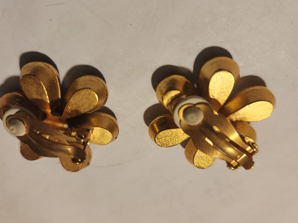 BO Boucles d'Oreilles Clip fleur dor&eacute;e strass ANTIGONA Bijoux et montres