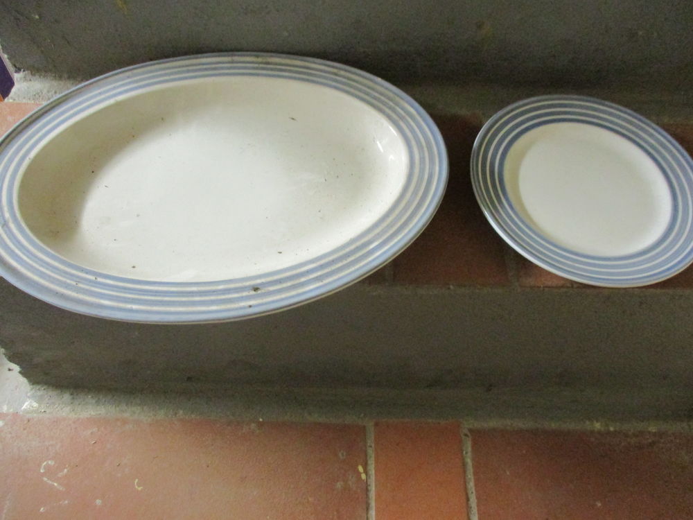 assiettes lignes bleues sur le tour vintage Cuisine