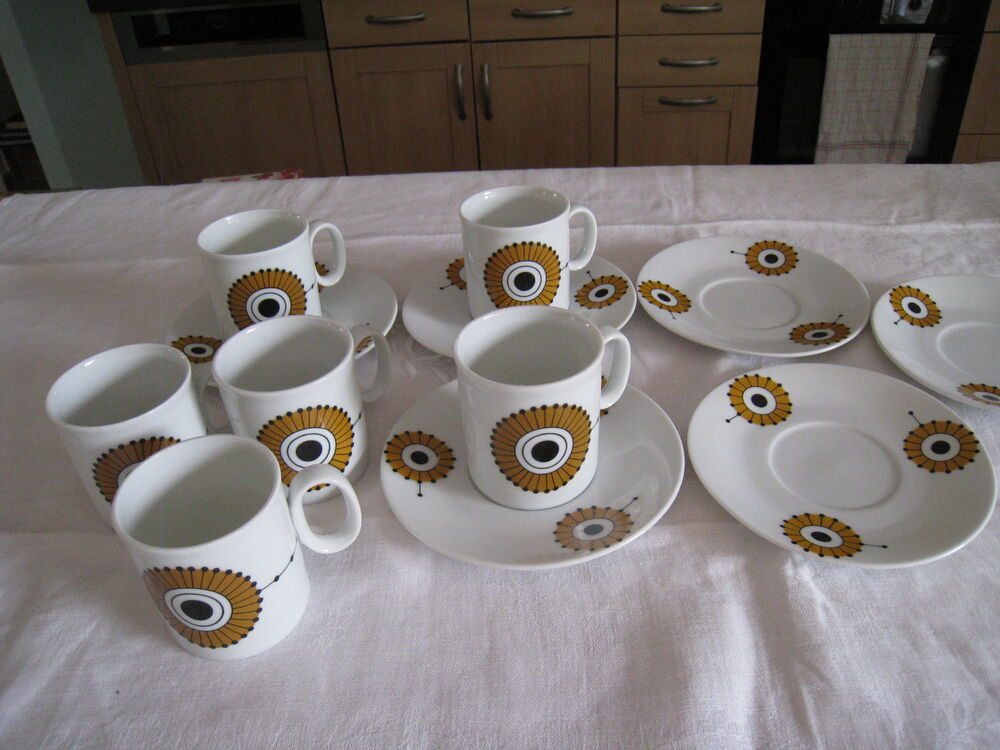 6 tasses et sous tasses vintages 1970- 1975 Cuisine
