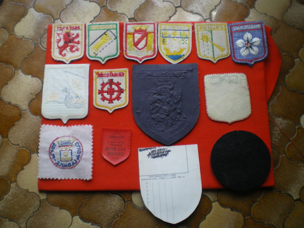 Ecussons divers et insigne rond de la Gendarmerie. 