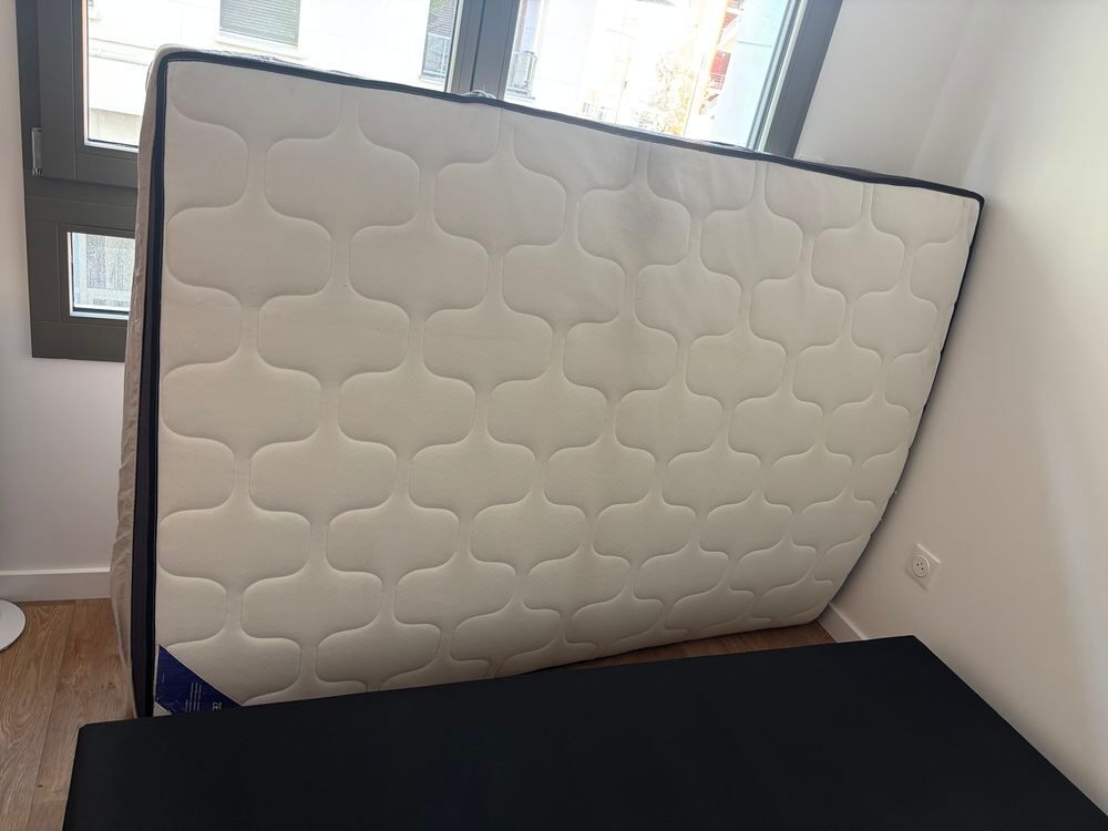 Lit (matelas + sommier) de 140x190 250€ Meubles