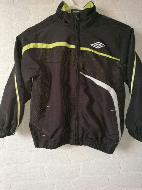 Veste jogging noir et vert taille 5 ans 6 Villiers (86)