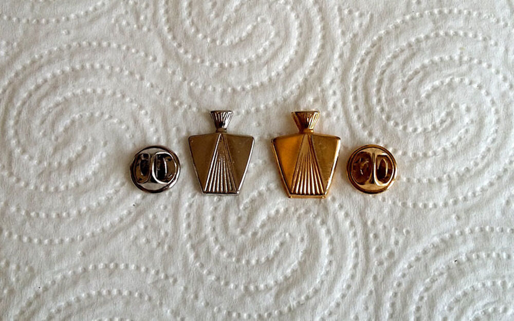 Duo 2 pin's parfum St&eacute;phanie de Monaco, dor&eacute; et argent&eacute; 