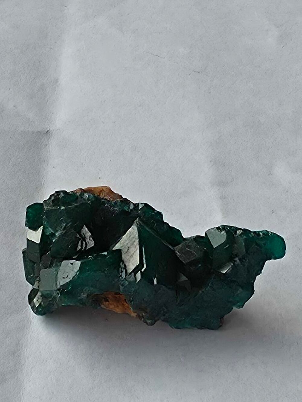 Sp&eacute;cimen de Dioptase v&eacute;ritable sur roche-Collection &amp; Lithoth&eacute;rapie 