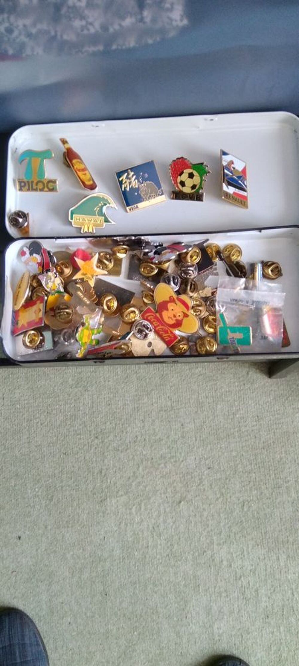 UN LOT DE PIN S VINTAGE Jeux / jouets