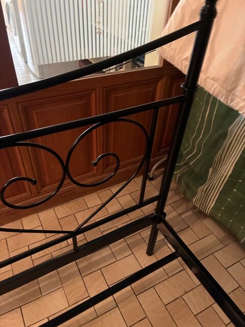 Structure de lit en métal noir sommier à lattes et matelas La Réole (33)