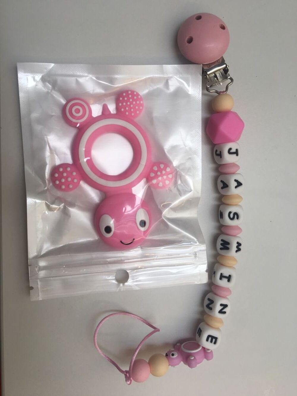 attache t&eacute;tine silicone &agrave; personnaliser Puériculture