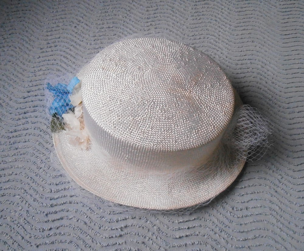 Chapeau blanc avec filet et fleurs blanches, bleue &amp; feuille Vtements