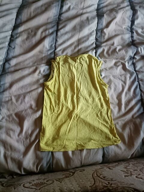 A vendre10€ deux débardeur taille 8 ans 10 Accolay (89)