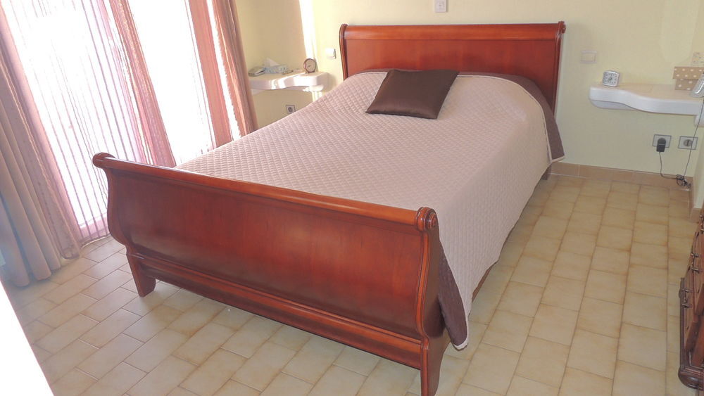 lit en merisier pour sommier en 140x190 et tables de nuit. Meubles