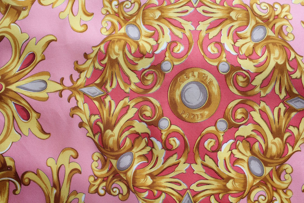 Foulard carr&eacute; de soie rose et or CELINE Vêtements