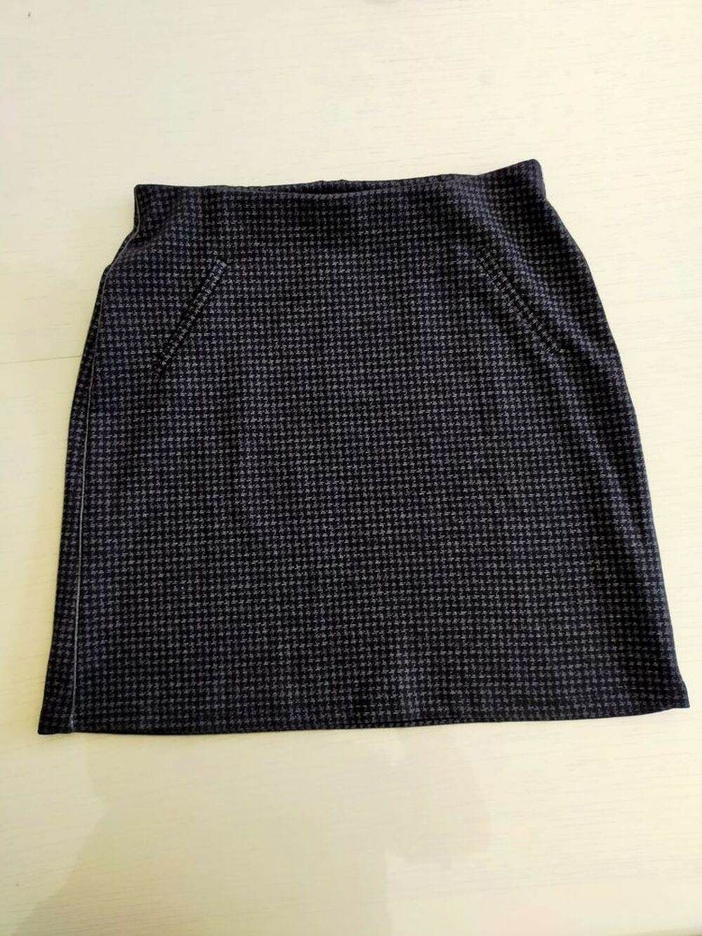 JUPE NOIRE A PETITS CARREAUX Vêtements