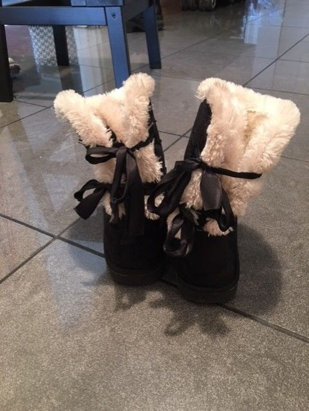 Bottes fourr&eacute;es nubuck noir avec noeuds Chaussures