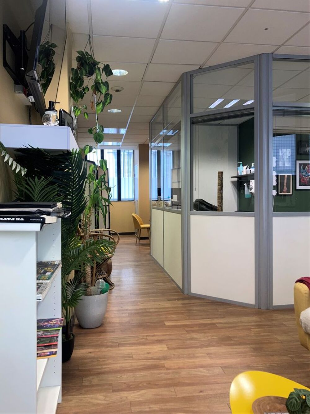   GRENOBLE Local 4 Bureaux en bon état d'environ 86m² en rdc sur rue proche du Tram A&B. Grenoble