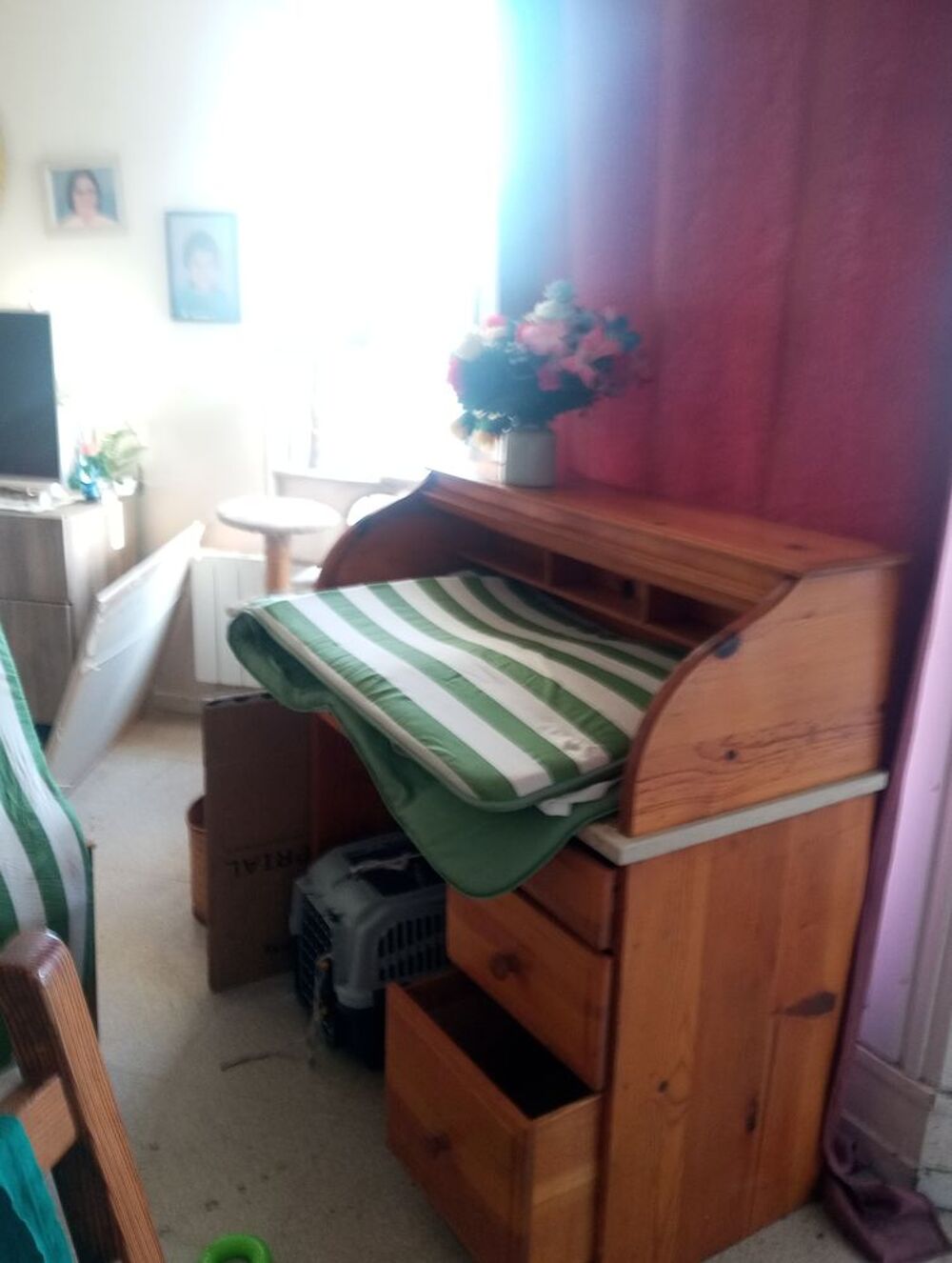 Bureau en bois avec un fermoir en accord&eacute;on Meubles