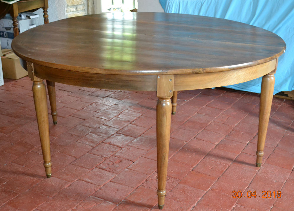 Grande table ronde en noyer Meubles