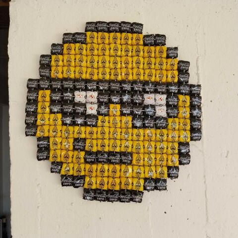 Emoji smiley décoration fait à  partir de capsules Coca Cola, Schweppes et Kronenbourg
Dimensions environ 35*36 60 La Seyne-sur-Mer (83)