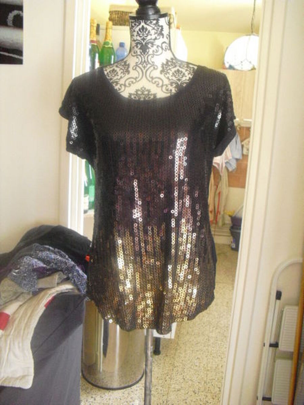 TOP SEQUINS sur tout le devant du top NEUF taille S Vêtements