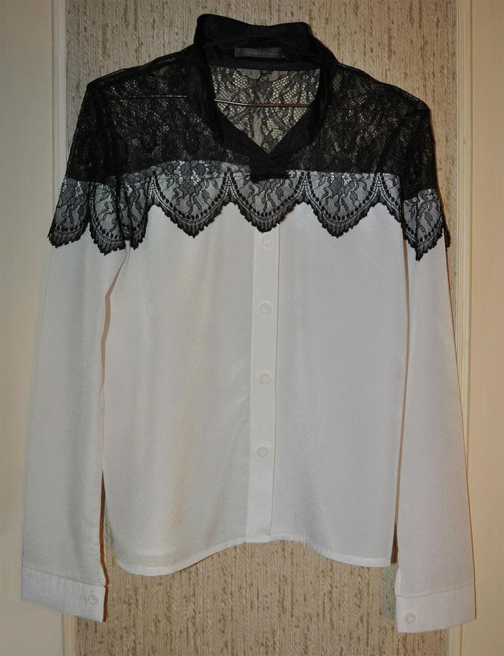 Chemisier manches longues. Blanc dentelle noire col officier Vêtements