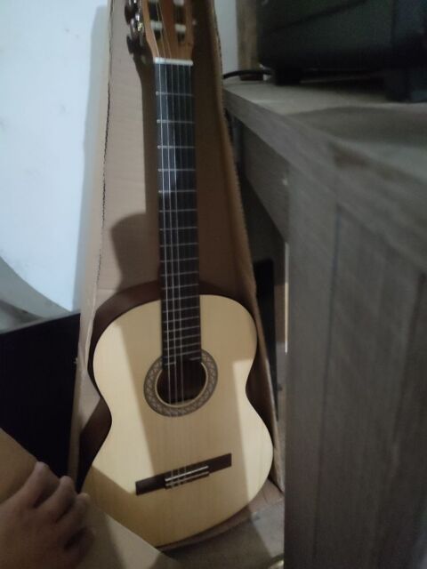 une guitare acoustique de YAMAHA Saint-Pierre (97)