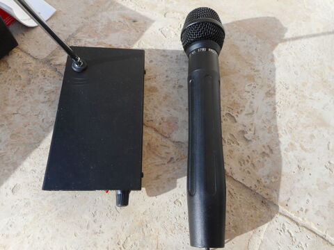 MICROPHONE SANS FIL AVEC PILE NEUVE 10 Mazan (84)