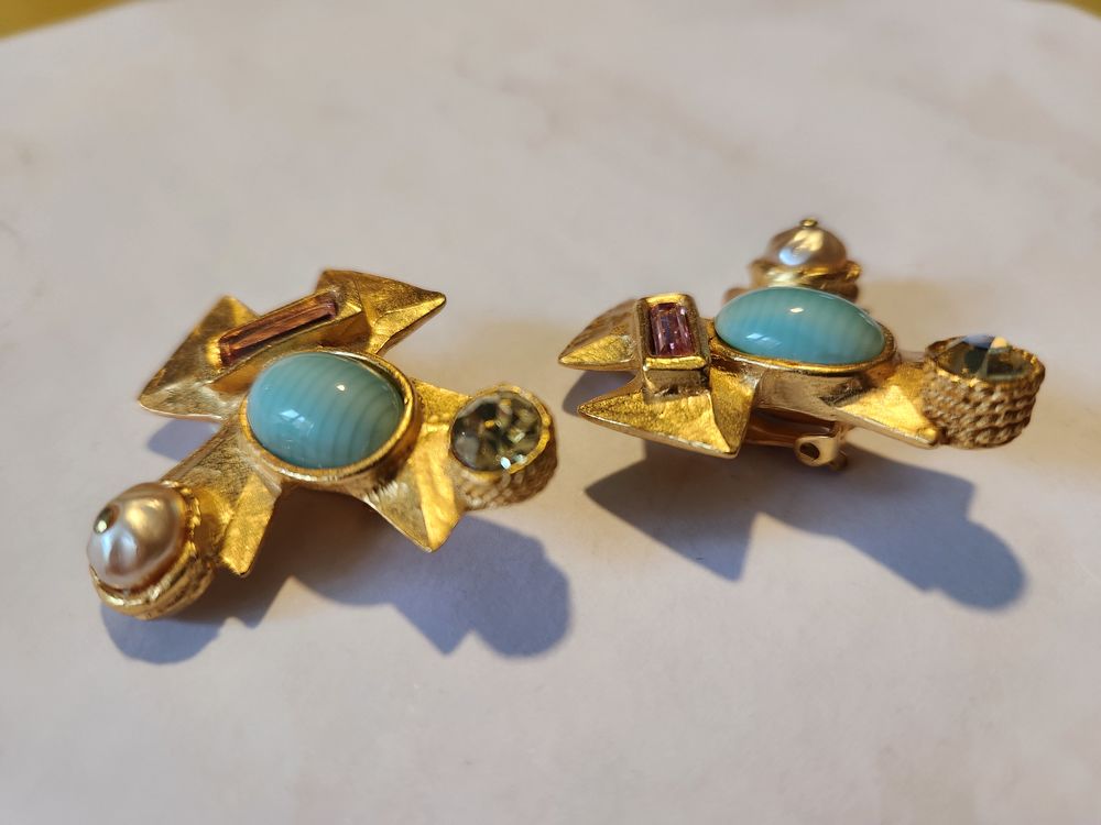 BO Clip croix dor&eacute;e DG cabochon bleu/ perle/strass C.LACROIX Bijoux et montres
