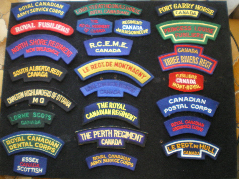 Insignes d'&eacute;paules en tissu de r&eacute;giment canadien. 