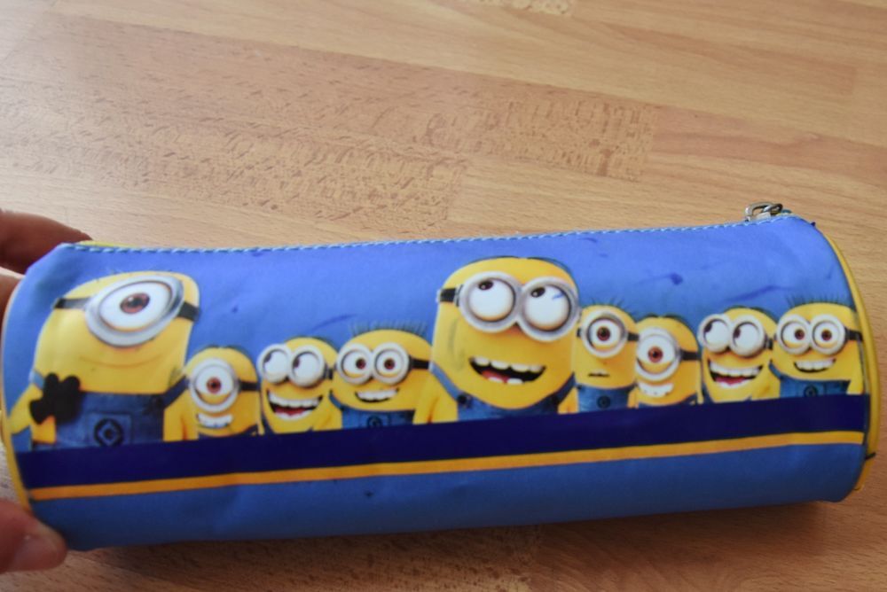 Les MINIONS. Trousse. 23 cm. Tr&egrave;s bon &eacute;tat Jeux / jouets