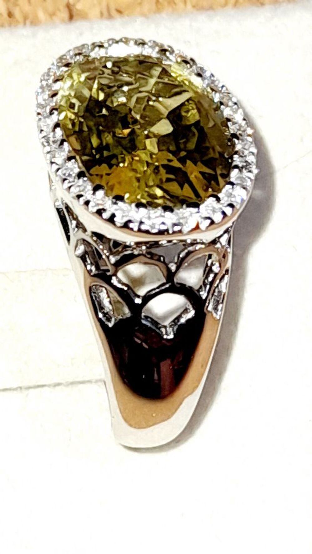 Bague : Or Gris, Quartz Jaune Oval, entourage Diamants Bijoux et montres