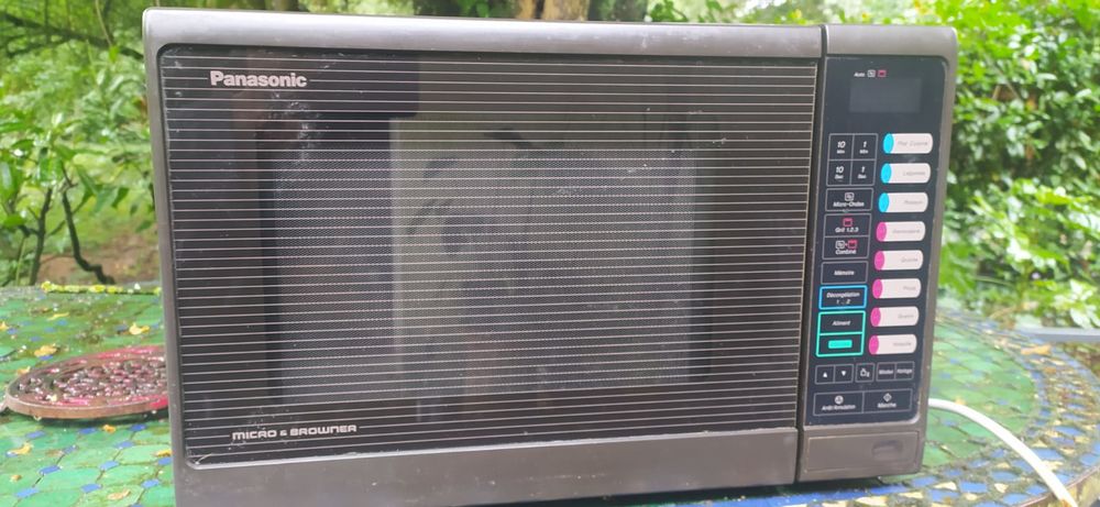 Four micro ondes grill Panasonic Electroménager