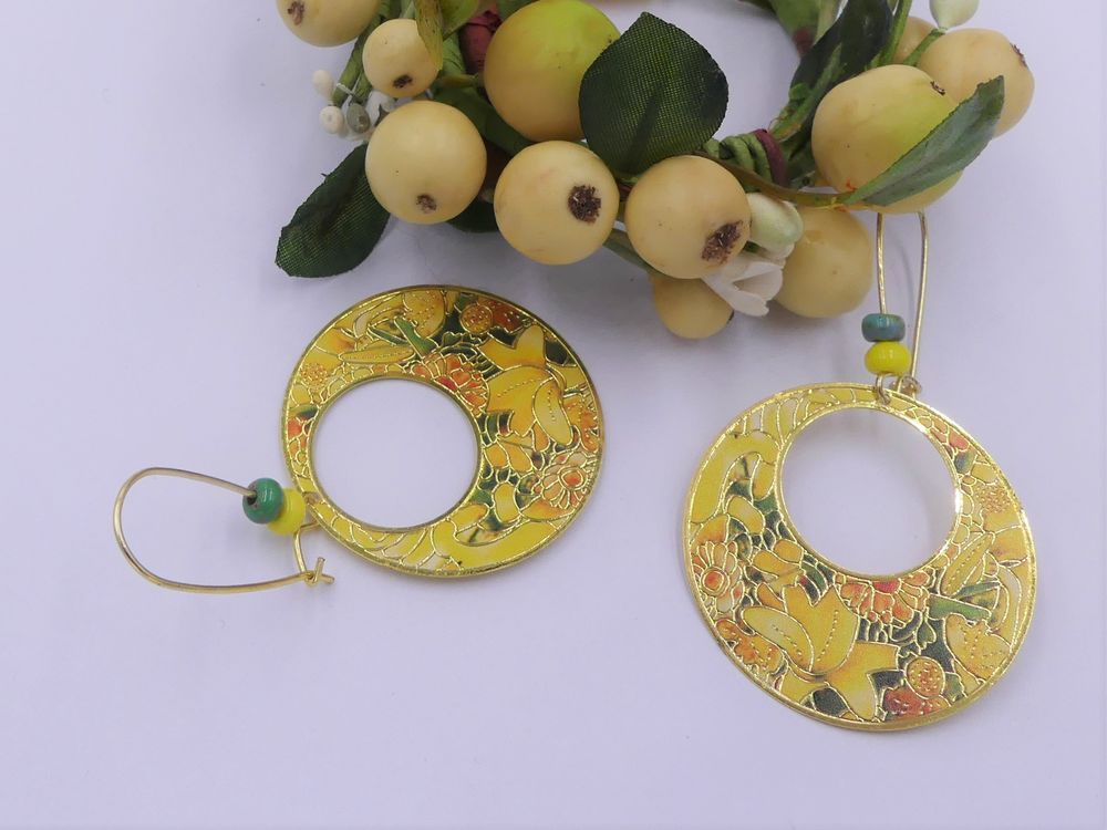 Boucles d'oreilles anneaux peint , perles verre et naturelle Bijoux et montres