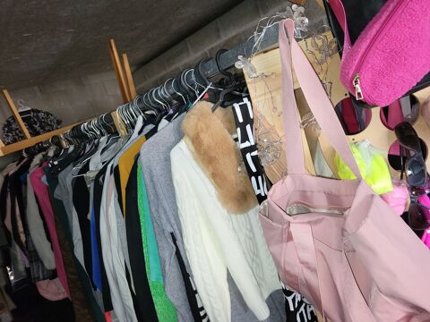 Un  Lot de 250 vêtement femme NEUFS 1 Sotteville-lès-Rouen (76)