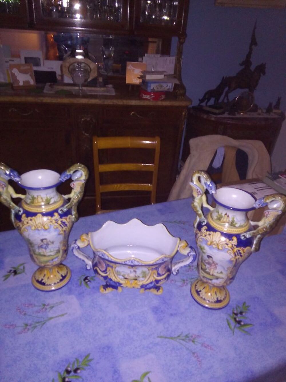 Paire de vases Nevers et cache pot 