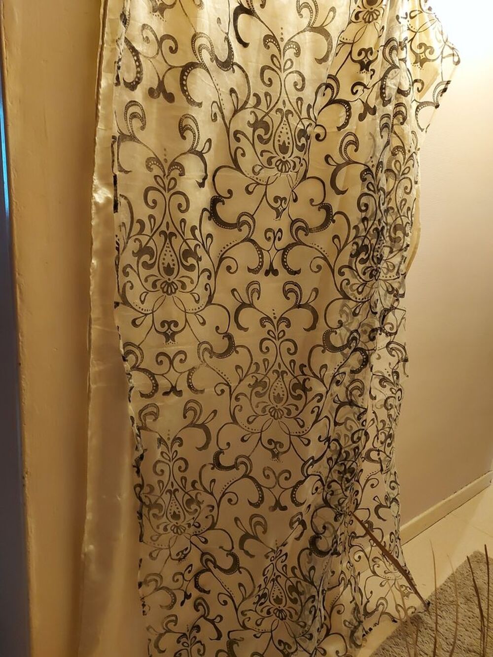 rideaux blanc avec des motifs noir Décoration