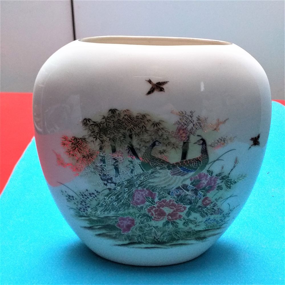 VASE ovale en porcelaine du JAPON, &agrave; d&eacute;cor de fleurs et paons Décoration