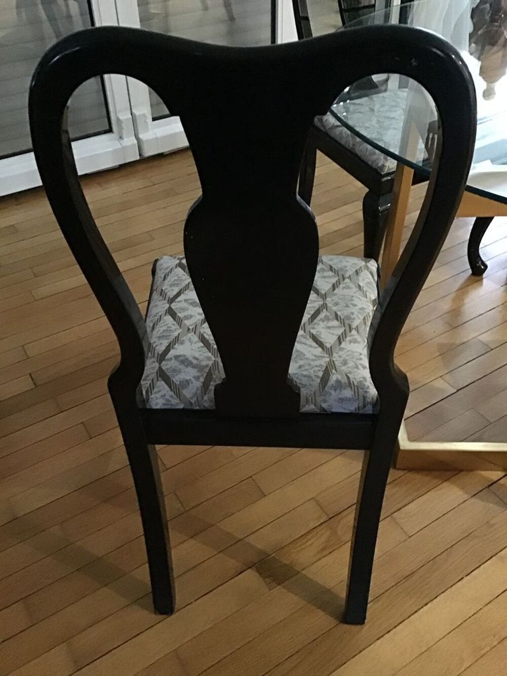 Table design + 4 chaises + bout de canap&eacute; Meubles